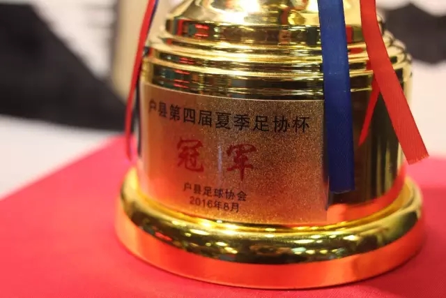 特斯拉新款Roadster首度亮相，具备惊人飞行能力引发热议
